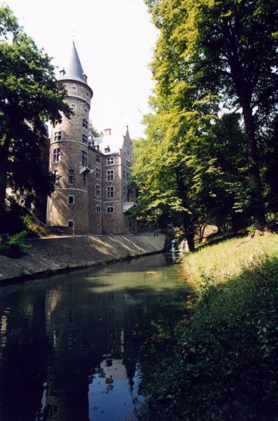 Le château d' Arenberg à Marche les Dames ( M TOUSSAINT )