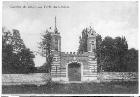 SEILLES: Chateau de Seilles, la porte du général.