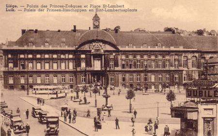 LIEGE: Le Palais des Princes-Evêques et la place saint Lambert.